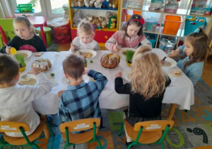Dzieci spożywają śniadanie wielkanocne