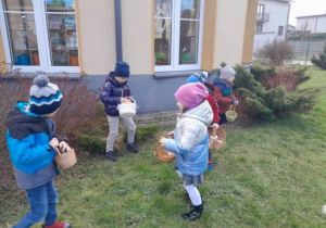 Dzieci szukają jajeczek