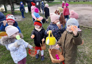 Dzieci szukają jajeczek