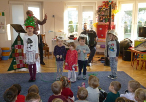 Dzieci biorą udział w inscenizacji piosenki