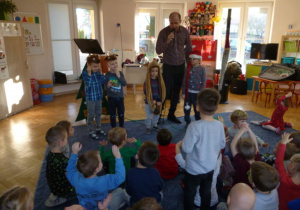 Dzieci biorą udział w inscenizacji piosenki
