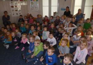 Dzieci oglądające spektakl