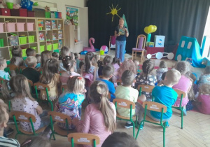 Dzieci uczestniczą w spotkaniu czytelniczym