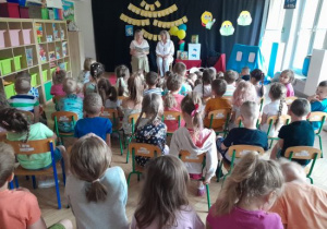 Dzieci uczestniczą w spotkaniu czytelniczym