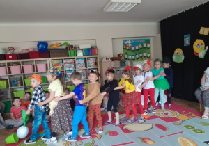 Dzieci inscenizują wiersz " Rzepka" J. Tuwima