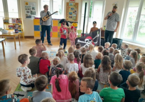 Dzieci uczestniczą w koncercie muzycznym