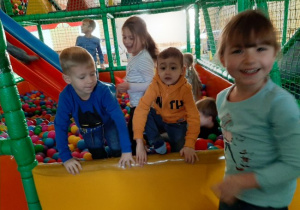 Dzieci z grupy Słoneczka podczas zabawy w basenie piłek