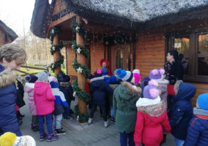 Dzieci z grupy Biedronki przed domem Świętego Mikołaja