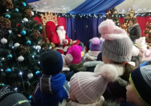 Dzieci z grupy Biedronki na spotkaniu z Mikołajem
