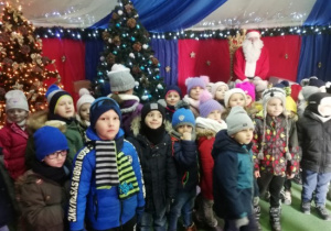 Dzieci z grupy Biedronki z Mikołajem