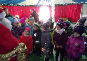 Dzieci z grupy Plastusie na spotkaniu z Mikołajem