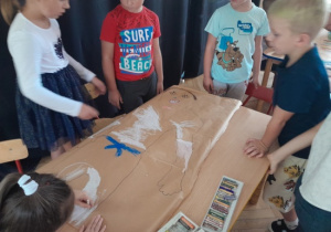 Dzieci malują portret Jana I Cecylii