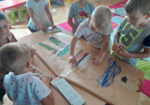 Dzieci malują portret Jana I Cecylii