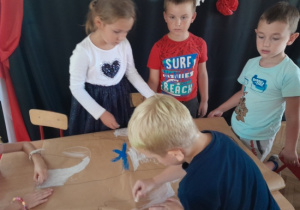 Dzieci malują portret Jana i Cecylii