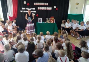 Dzieci słuchają czytanego tekstu