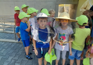 Dzieci uczestniczą w spotkaniu z pszczelarzem
