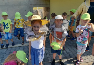 Dzieci uczestniczą w spotkaniu z pszczelarzem