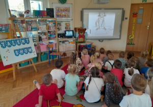 Dzieci oglądają historię Washi