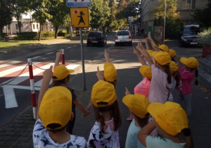 Dzieci utrwalają w terenie wiedzę nt. zasad bezpiieczeństwa w ruchu drogowym