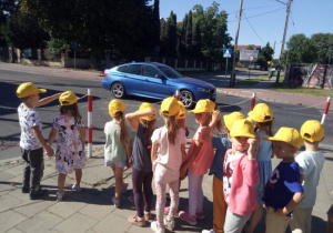 Dzieci utrwalają w terenie wiedzę nt. zasad bezpiieczeństwa w ruchu drogowym