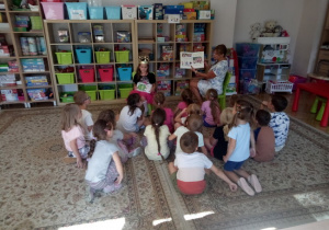 Dzieci słychają fragmentu książki "Savoir vivre przedszkolaka"