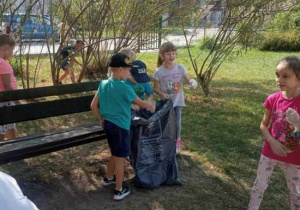 Dzieci uczestniczą w akcji Sprzątanie świata.