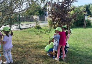 Dzieci przytulają się do drzew