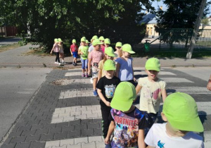Dzieci uczą się przechodzić przez ulicę
