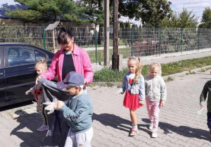 Dzieci sprzątają teren wokół przedszkola