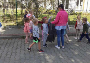 Dzieci sprzątają teren wokół przedszkola