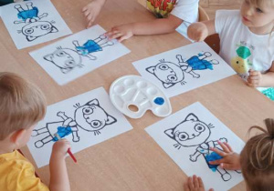Dzieci malują Kicię Kocię farbami