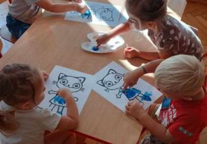 Dzieci malują Kicię Kocię farbami