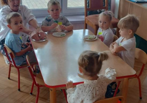 Dzieci jedzą ze smakiem śniadanie