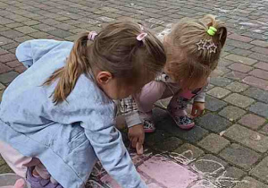 Dzieci malują kredą