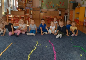 . Dzieci malują farbami kropki