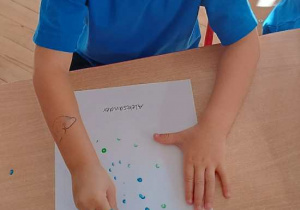 Dzieci malują farbami kropki