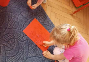 Dzieci segregują liście wg koloru i kształtu