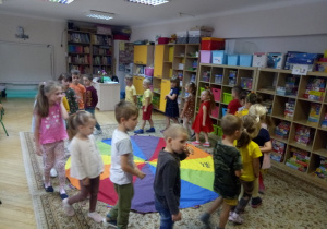 Dzieci uczestniczą w jesiennych zabawach muzyczno-ruchowych
