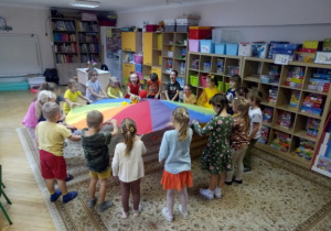 Dzieci uczestniczą w jesiennych zabawach muzyczno-ruchowych