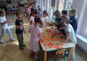 Dzieci wykonują plakat Pani Jesieni