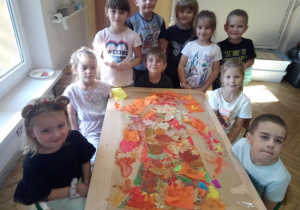 Dzieci z wykonanym plakatem Pani Jesieni