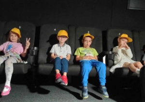 Dzieci podczas seansu filmowego
