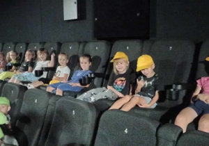 Dzieci podczas seansu filmowego