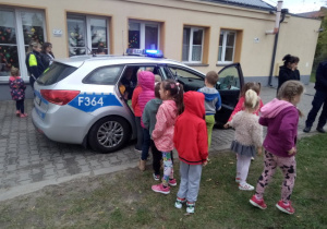 Dzieci oglądają policyjny radiowóż