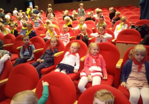 Dzieci na widowni w teatrze