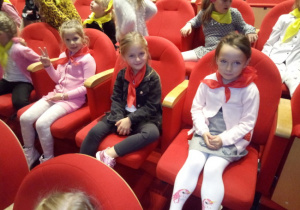 Dzieci na widowni w teatrze