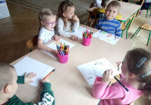 Dzieci wykonują ilustrację do oglądanego spektaklu