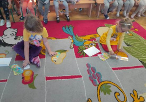 Dzieci uczestniczą w obchodach urodzin książkowego misia.
