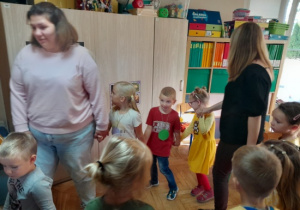 Dzieci uczestniczą w obchodach urodzin książkowego misia.