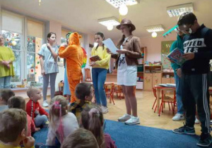 Dzieci uczestniczą w biciu rekordu w Przerwie na czytanie.